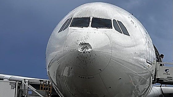 El fuerte granizo daña un avión en Barcelona y le obliga a aterrizar poco después del despegue