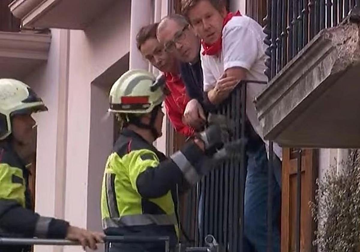 Los Bomberos actúan en el balcón que ha sufrido el desprendimiento.