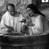 Marta Pombo y el vizcaíno Luis Zamalloa bautizan a sus gemelas en una humilde iglesia a una hora de Bilbao