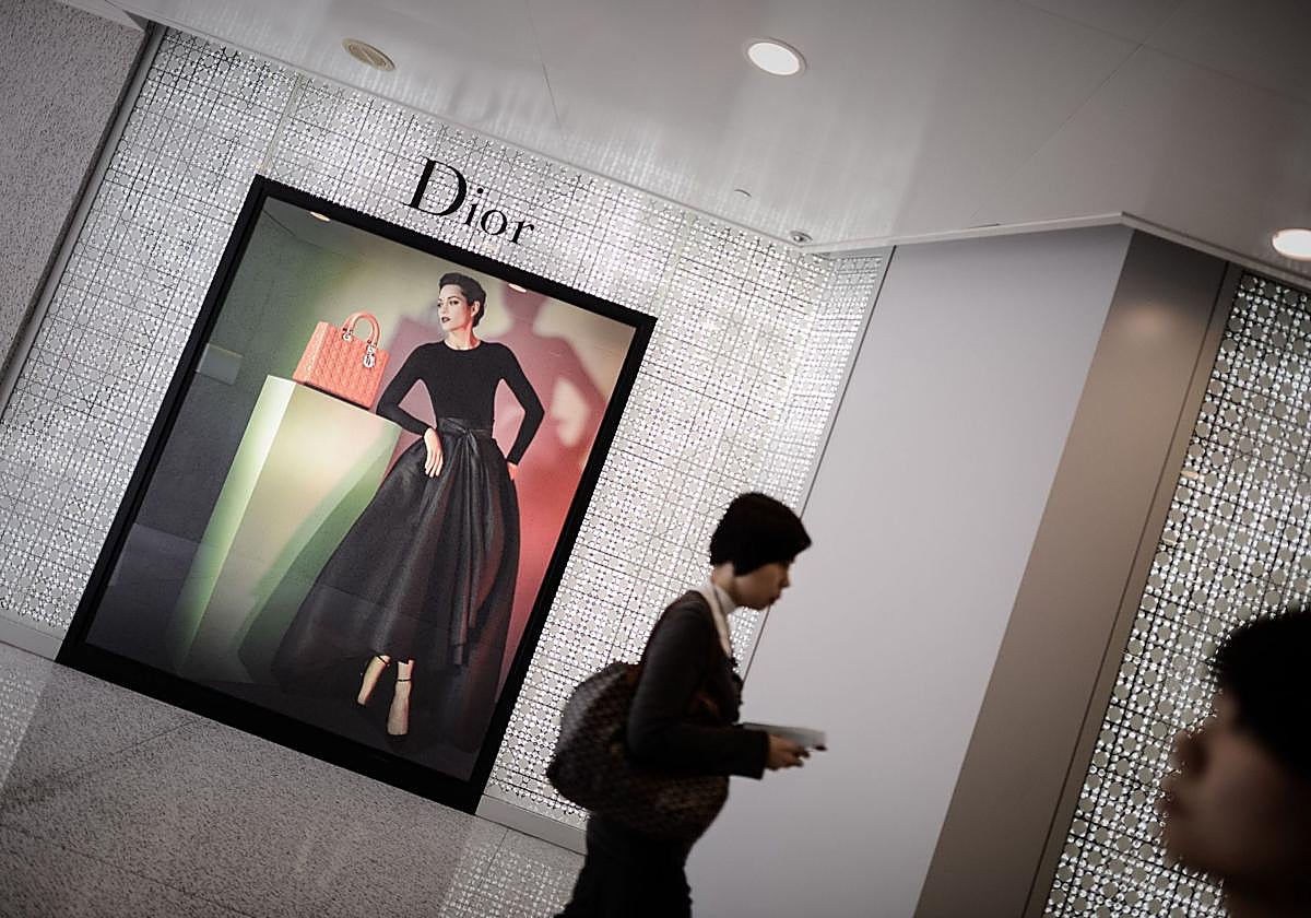 Mujeres pasean por un centro comercial de lujo ubicado en Hong Kong.