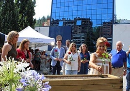 La familia de Miguel Ángel Blanco -su tía, tío y prima- fueron los primeros en realizar la ofrenda floral.