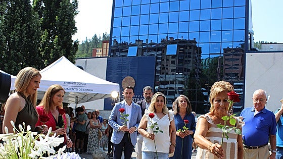 Ermua rinde un emotivo homenaje a sus dos víctimas del terrorismo de ETA