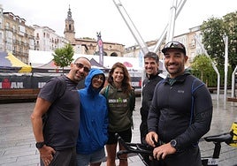 Daniel Oliveira junto a sus cuatro amigos en la Plaza de la Virgen Blanca.