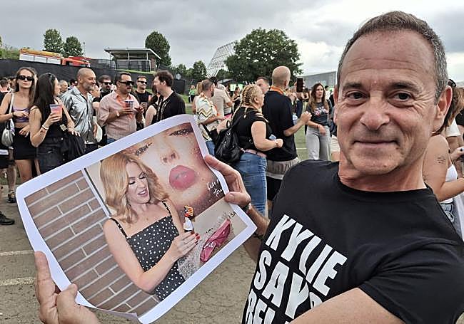 Jordi Valenzuela muestra la foto de Kylie con el caganer que él le regaló.