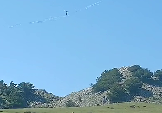 Uno de los funambulistas atraviesa la campa de Arraba casi tocando el cielo.