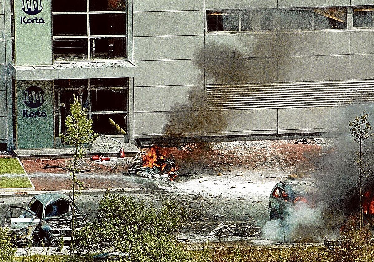 Arriba, restos del coche bomba que los terroristas hicieron estallar al paso de José Mari Korta