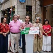 El batzoki del Casco Viejo bilbaíno ha acogido esta mañana el homenaje a la ikurriña