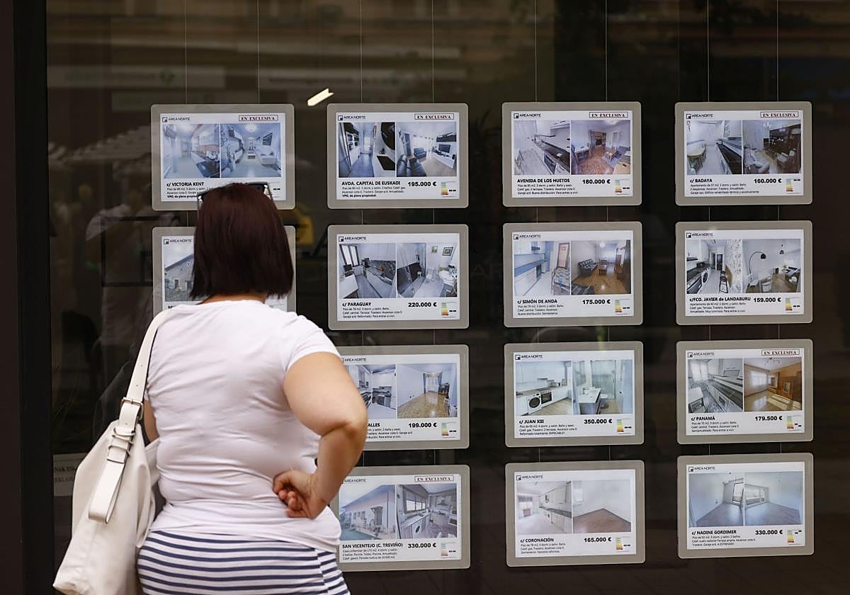 Una mujer consulta los anuncios de una inmobiliaria