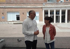 El viceconsejero de Seguridad del Gobierno vasco, Ricardo Ituarte, junto a la directora de la Ertzaintza, Victoria Landa, esta mañana en el hospital de Cruces.