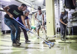 En Bodegas La Marquesa el trabajo para sacar el agua y el lodo fue ingente ayer.