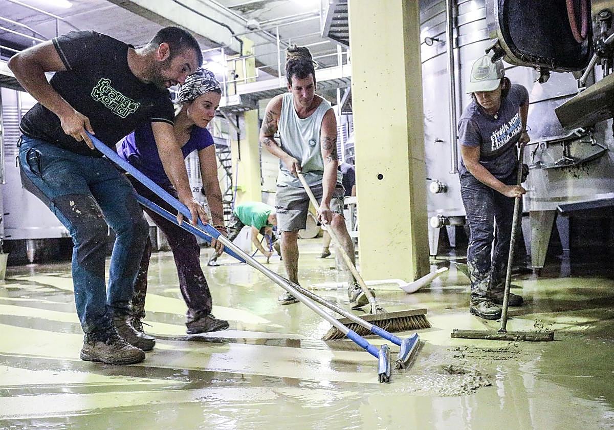 En Bodegas La Marquesa el trabajo para sacar el agua y el lodo fue ingente ayer.