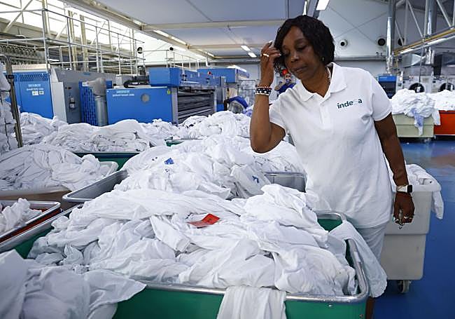 'Eli' Mederos Rojas supervisa las sábanas hospitalarias en el polígono de Júndiz.