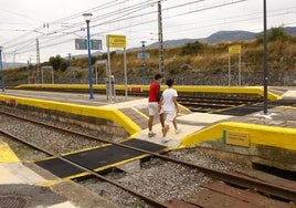 El paso a nivel entre los andenes de la estación de Nanclares de la Oca desaparecerá tras la reforma.