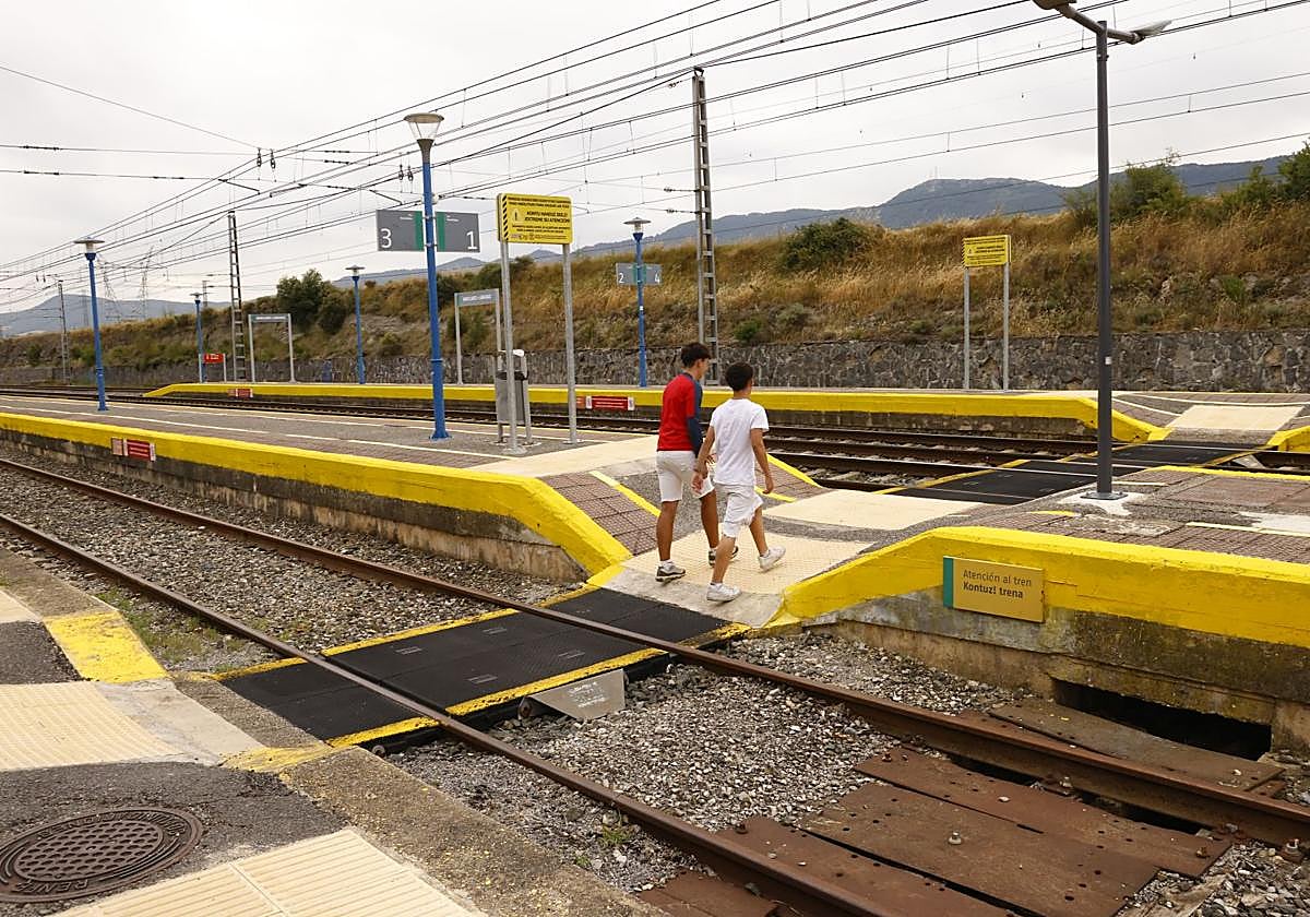 El paso a nivel entre los andenes de la estación de Nanclares de la Oca desaparecerá tras la reforma.