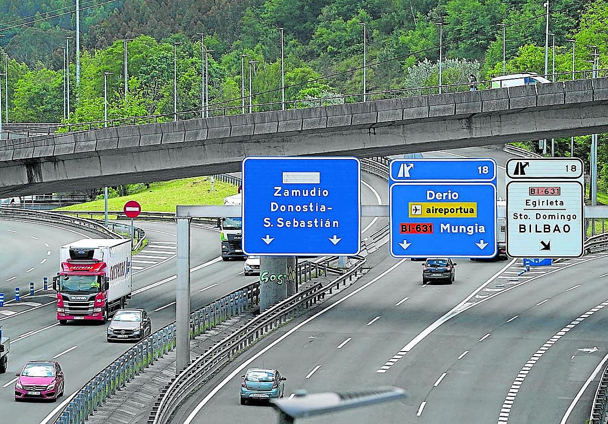Coches y camiones transitan por el corredor del Txorierri, a la altura de la zona conocida como 'nudo' de Santo Domingo.