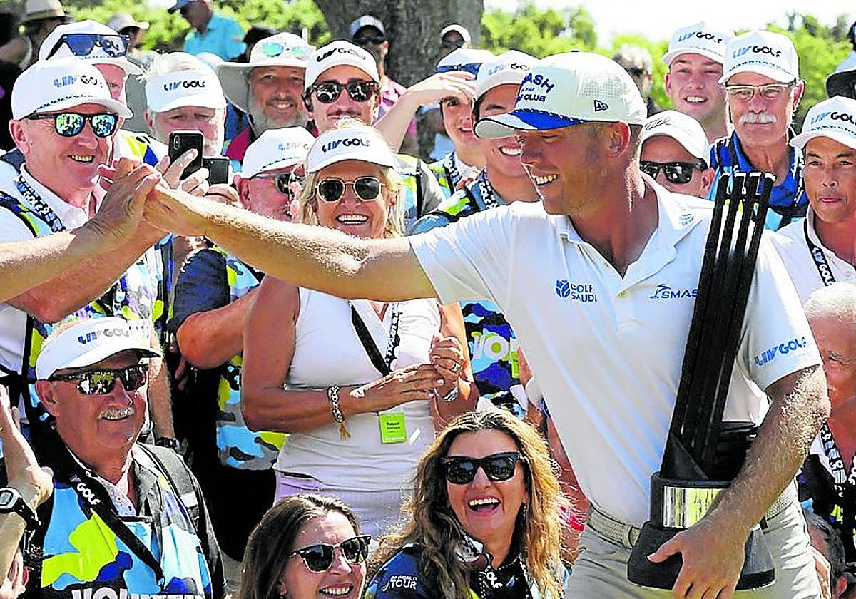 Talor Gooch, con el trofeo, agradece el apoyo de los aficionados.