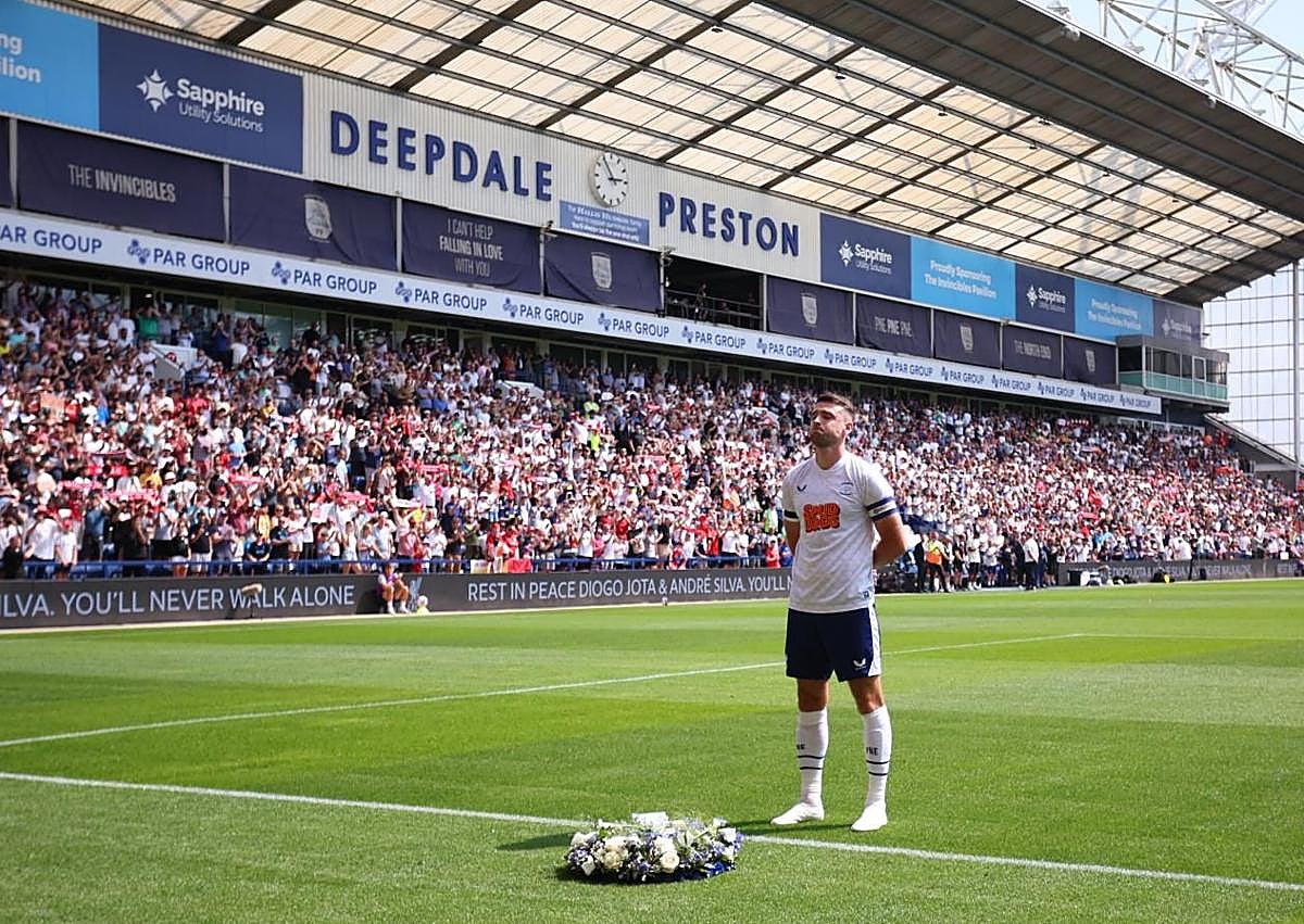 Imagen secundaria 1 - Lágrimas y mucha emoción en el homenaje del Liverpool a Diogo Jota en el primer partido tras su muerte