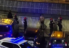Efectivos de la Ertzaintza rodean a la persona detenida anoche en el despliegue de Ordizia.