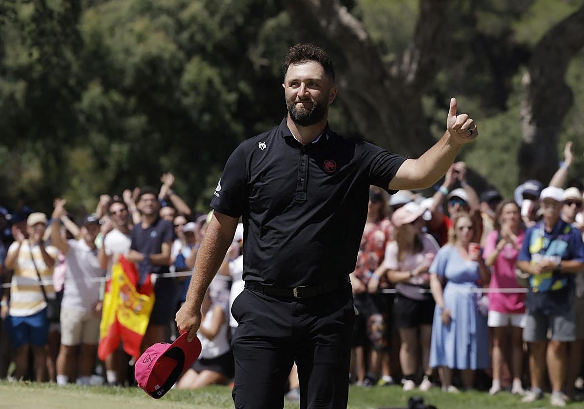 Rahm agradece el calor del público en Valderrama al término de su vuelta.