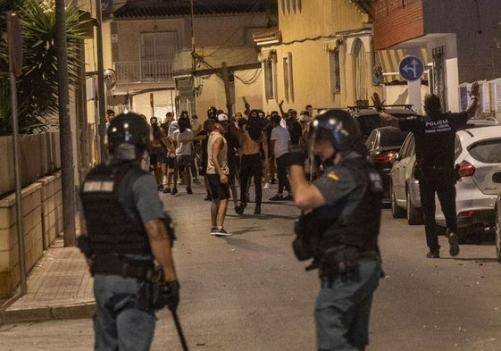 El polvorín de Torre Pacheco: ultras a la caza de inmigrantes, cargas policiales, numerosos heridos y detenidos