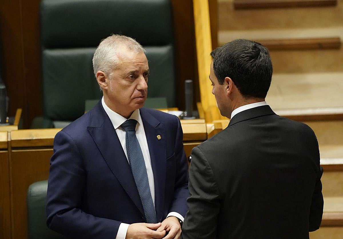 El exlehendakari, Iñigo Urkullu, junto a Imanol Pradales.