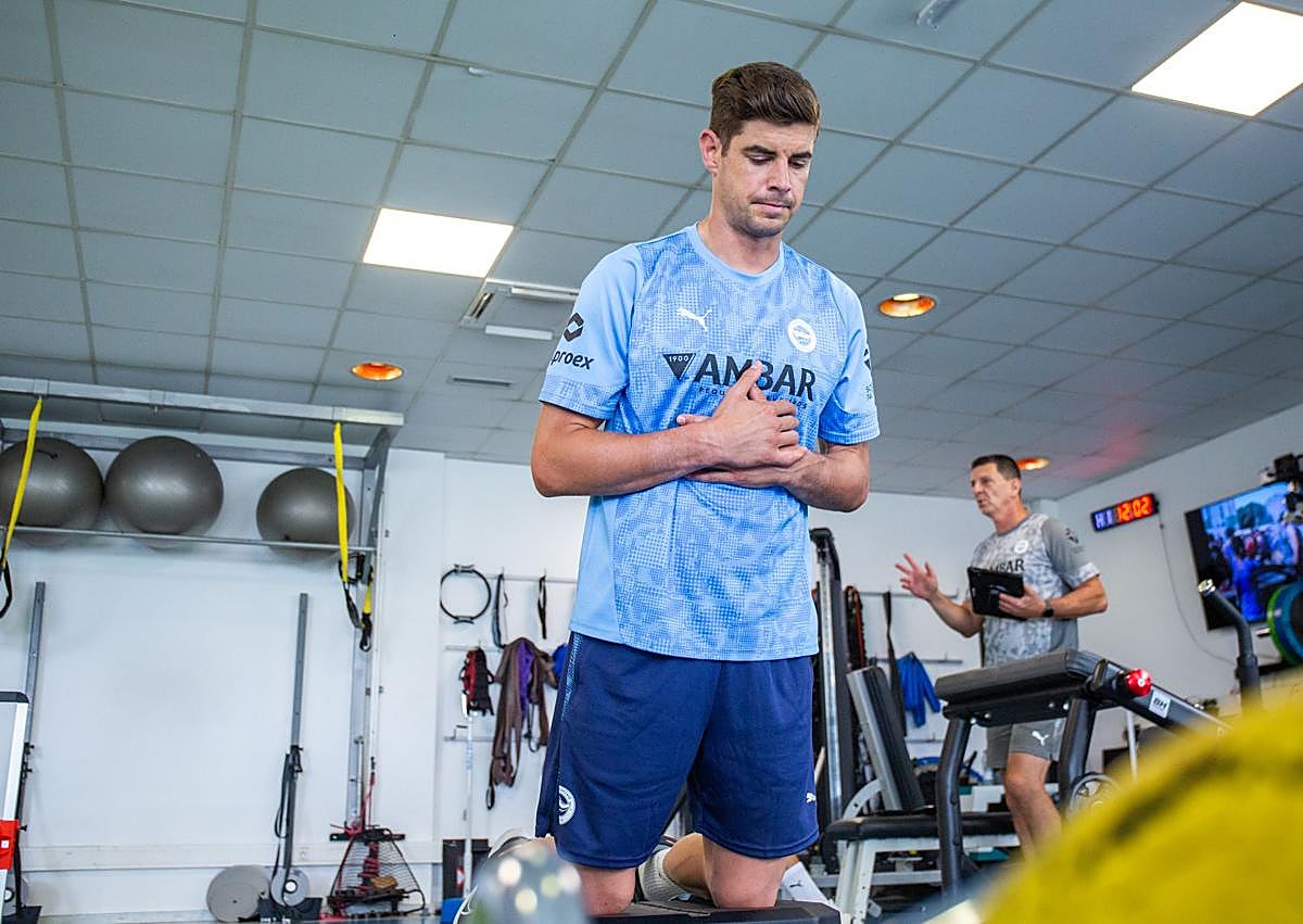 Imagen secundaria 1 - El Alavés ficha al portero Raúl Fernández