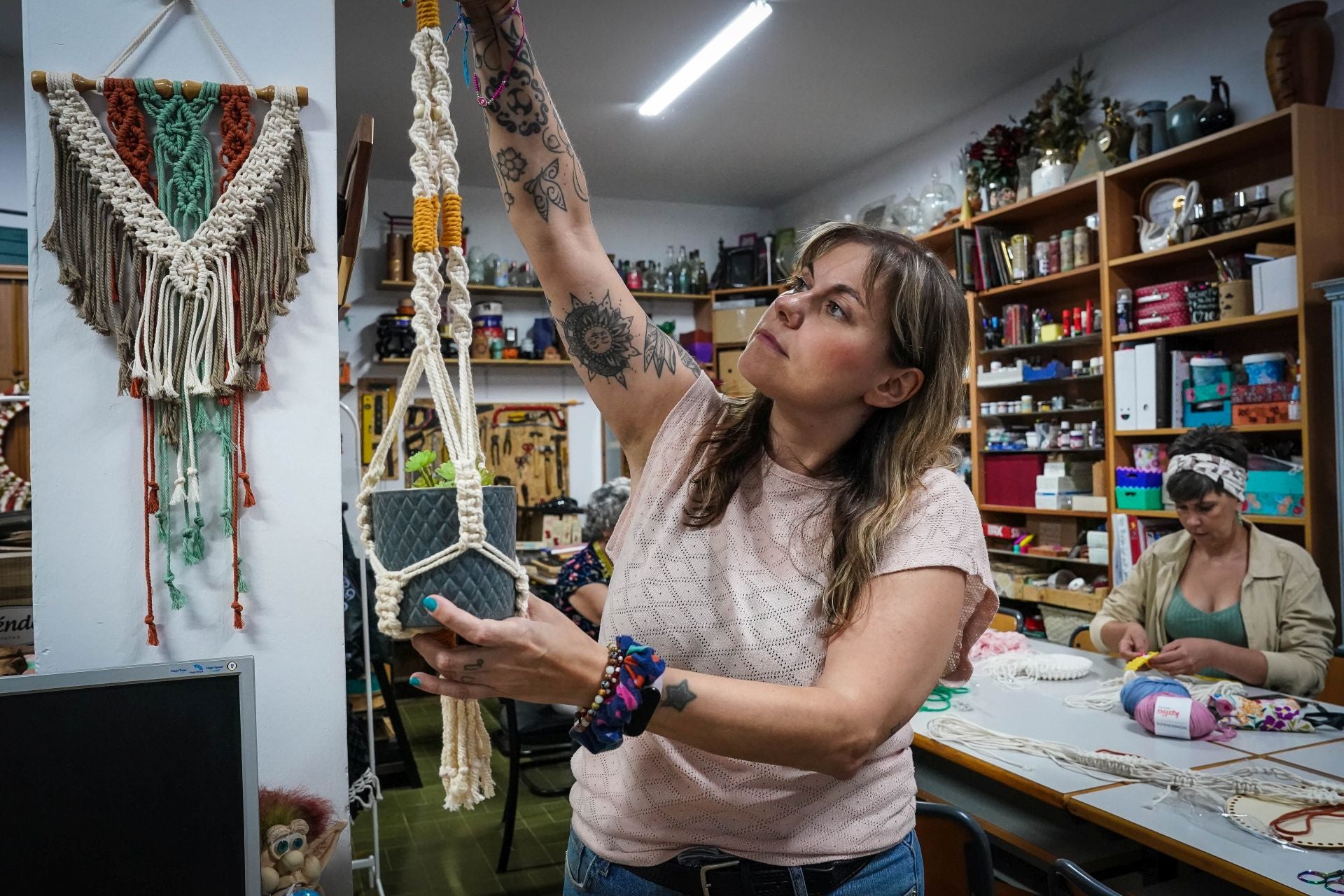 La tienda diferente de Sestao donde compras a granel, aprendes a pintar y Amaia te restaura un mueble