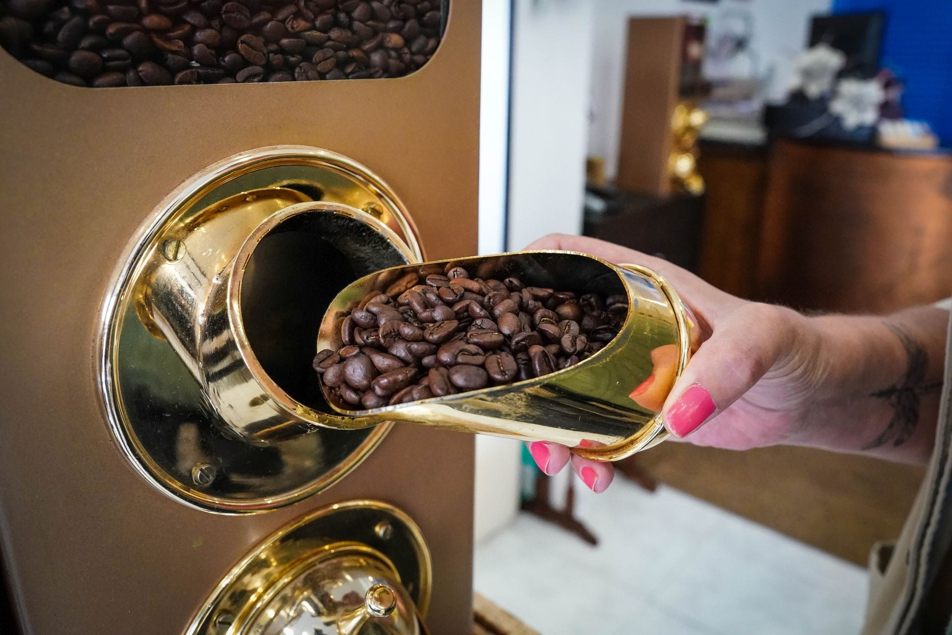 La tienda diferente de Sestao donde compras a granel, aprendes a pintar y Amaia te restaura un mueble