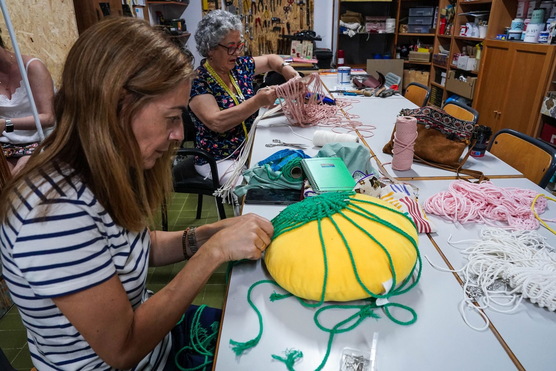 La tienda diferente de Sestao donde compras a granel, aprendes a pintar y Amaia te restaura un mueble