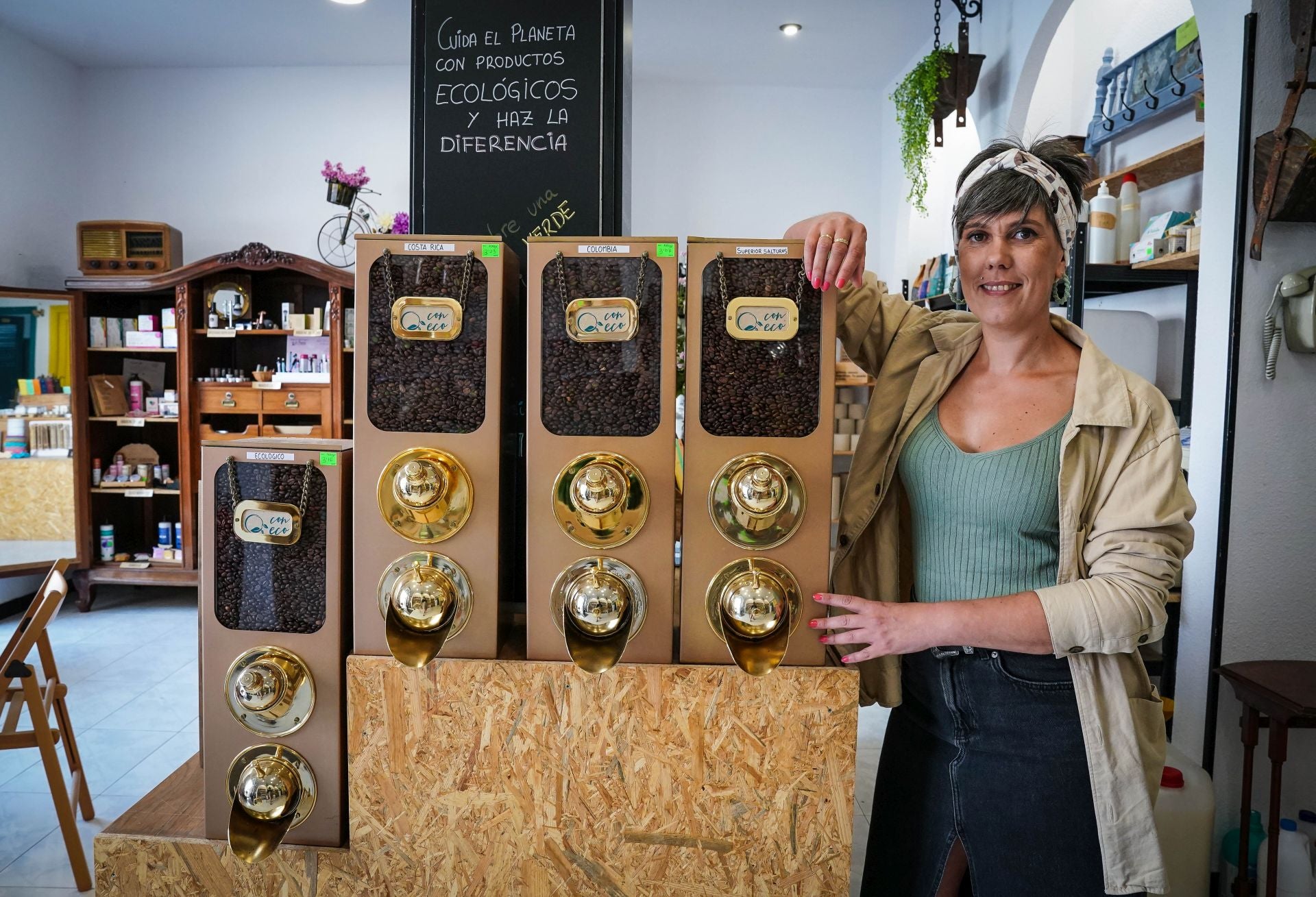 La tienda diferente de Sestao donde compras a granel, aprendes a pintar y Amaia te restaura un mueble