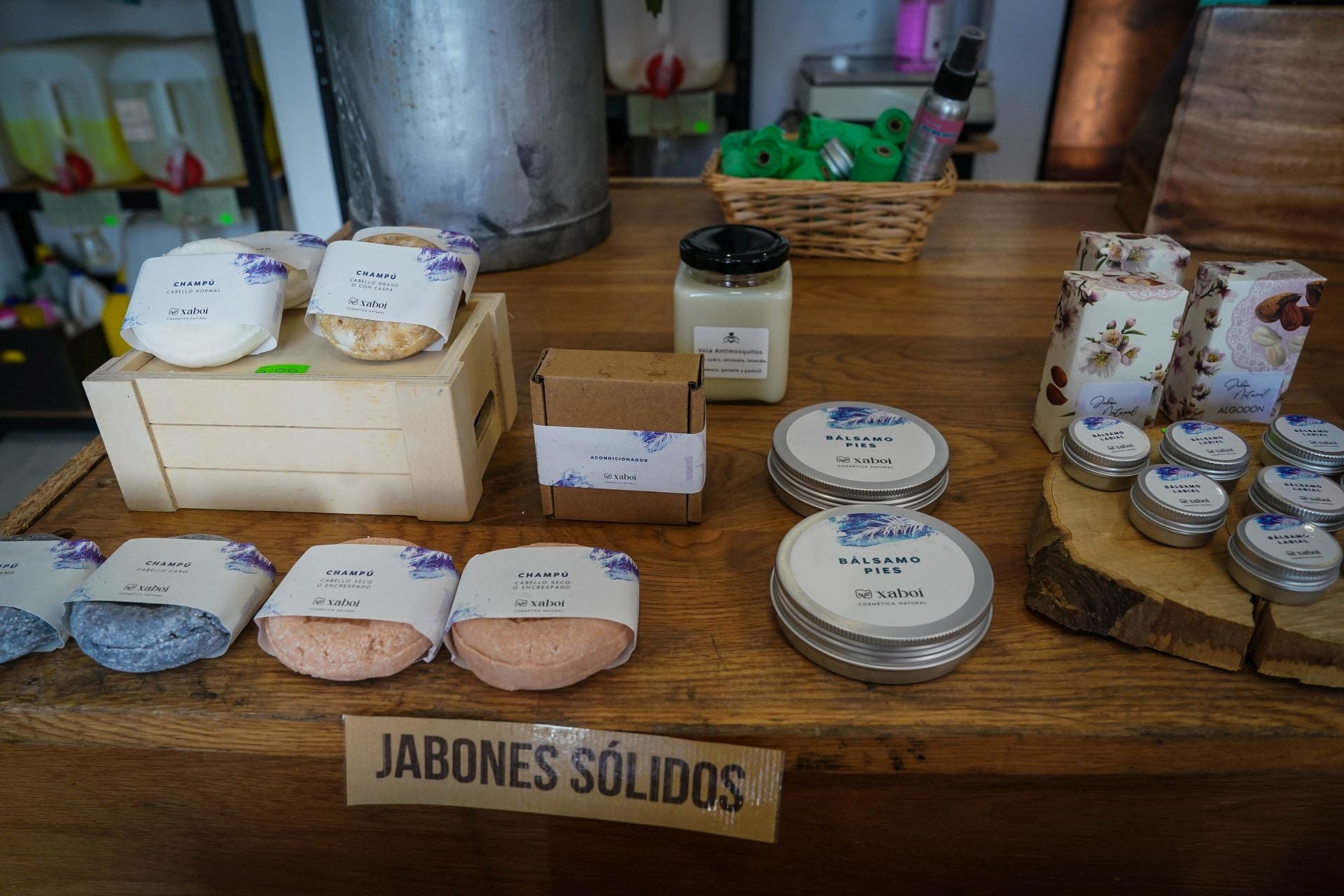 La tienda diferente de Sestao donde compras a granel, aprendes a pintar y Amaia te restaura un mueble