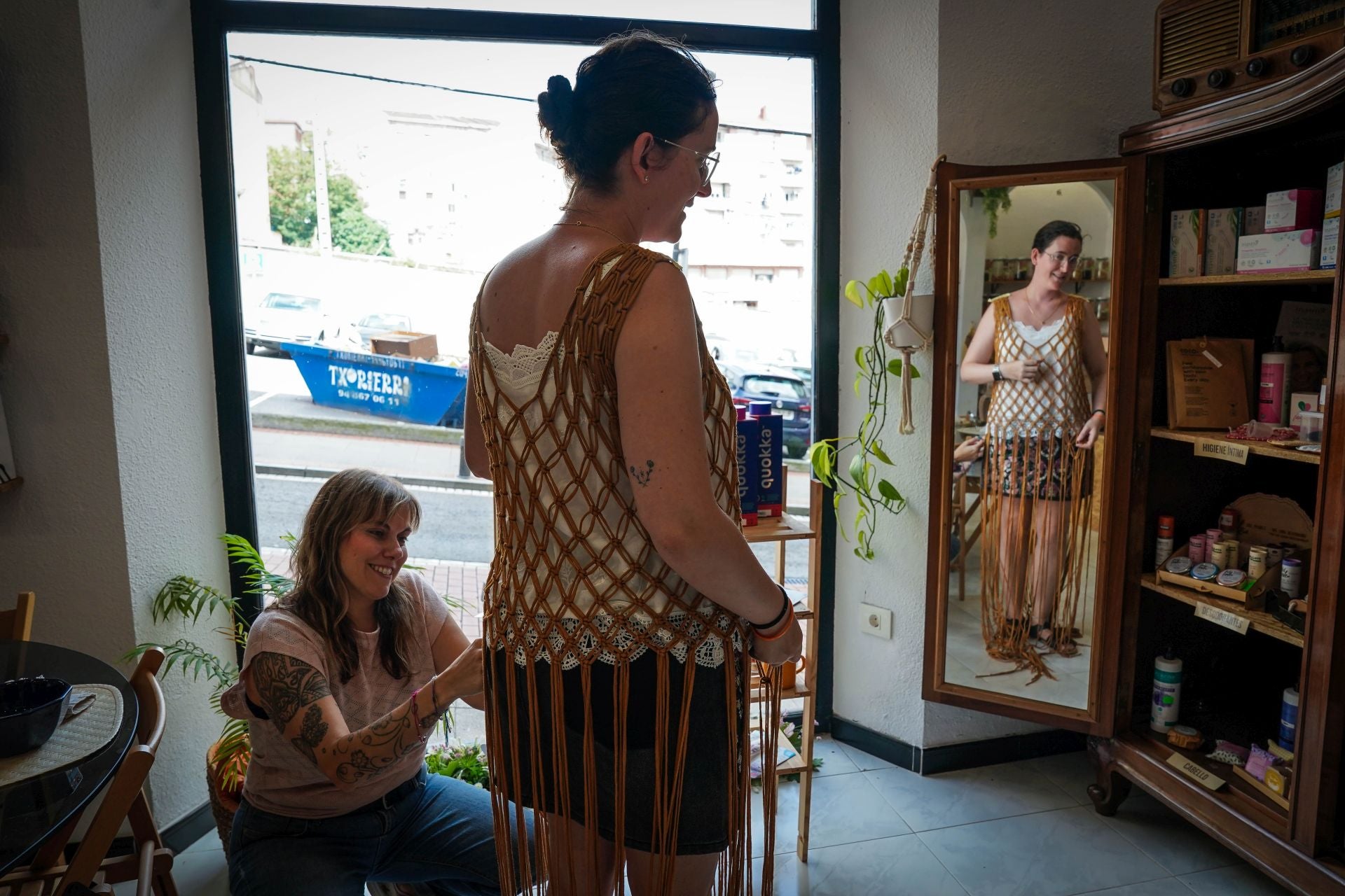 La tienda diferente de Sestao donde compras a granel, aprendes a pintar y Amaia te restaura un mueble