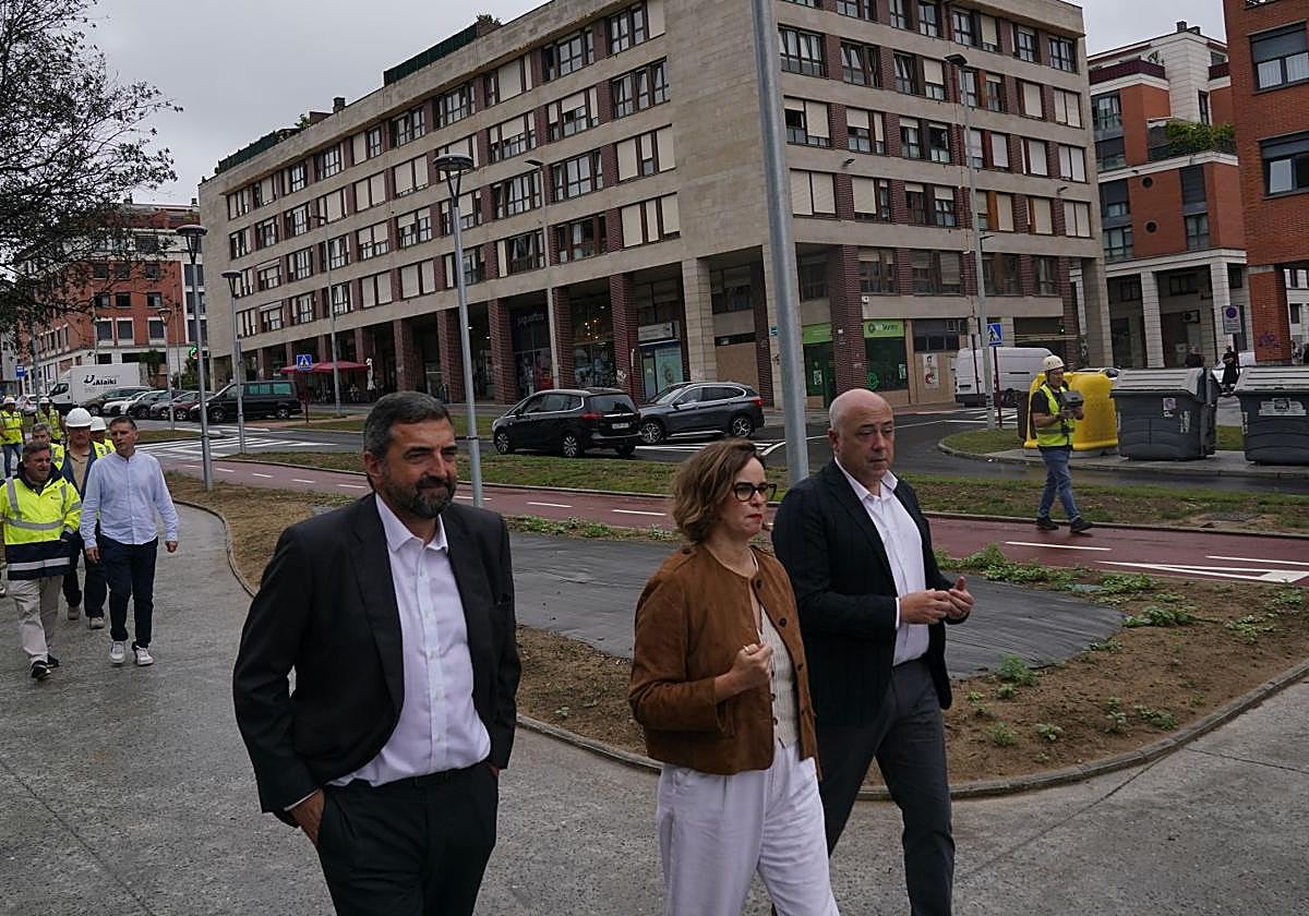 La diputada general, Elixabete Etxanobe, junto al diputado de Infraestructuras, Carlos Alzaga y el alcalde de Leioa, Iban Rodríguez durante la visita de obra de La Avanzada.