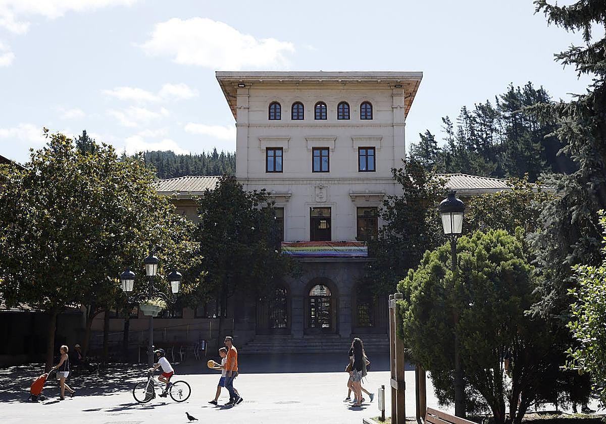 Vista del Ayuntamiento de Ugao, donde se acometerán las obras.