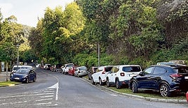 La invasión de zonas peatonales por turismos mal aparcados causa problemas a los vecinos.