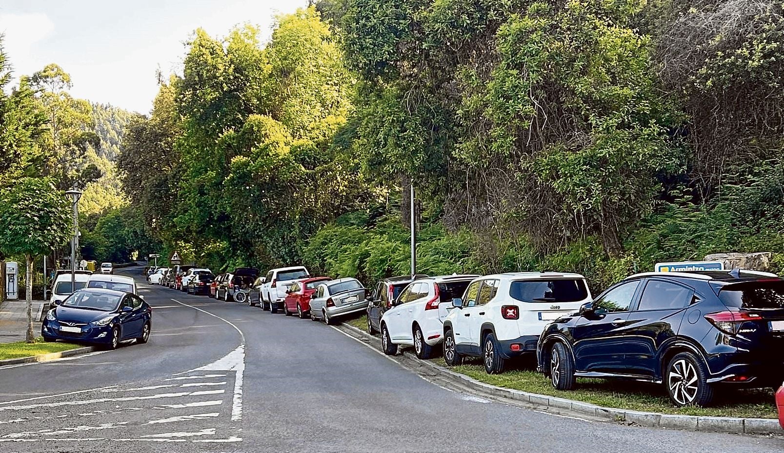 La invasión de zonas peatonales por turismos mal aparcados causa problemas a los vecinos.