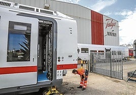 Un operario de la planta que Talgo tiene en la localidad alavesa de Rivabellosa