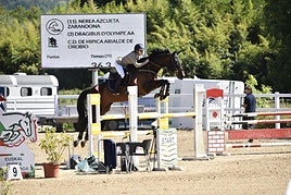 La joven Nerea Azcueta en una de las pruebas de salto en las que ha participado.