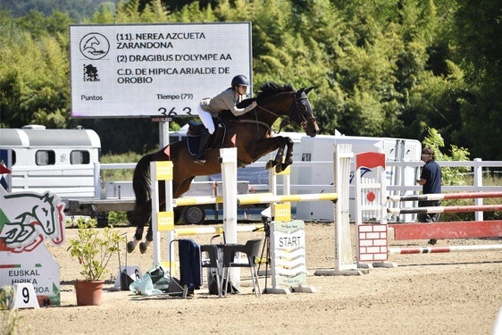 La joven Nerea Azcueta en una de las pruebas de salto en las que ha participado.