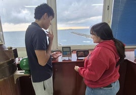 Dos alumnos realizan prácticas en la sala de navegación de la escuela náutico pesquera de Bermeo.