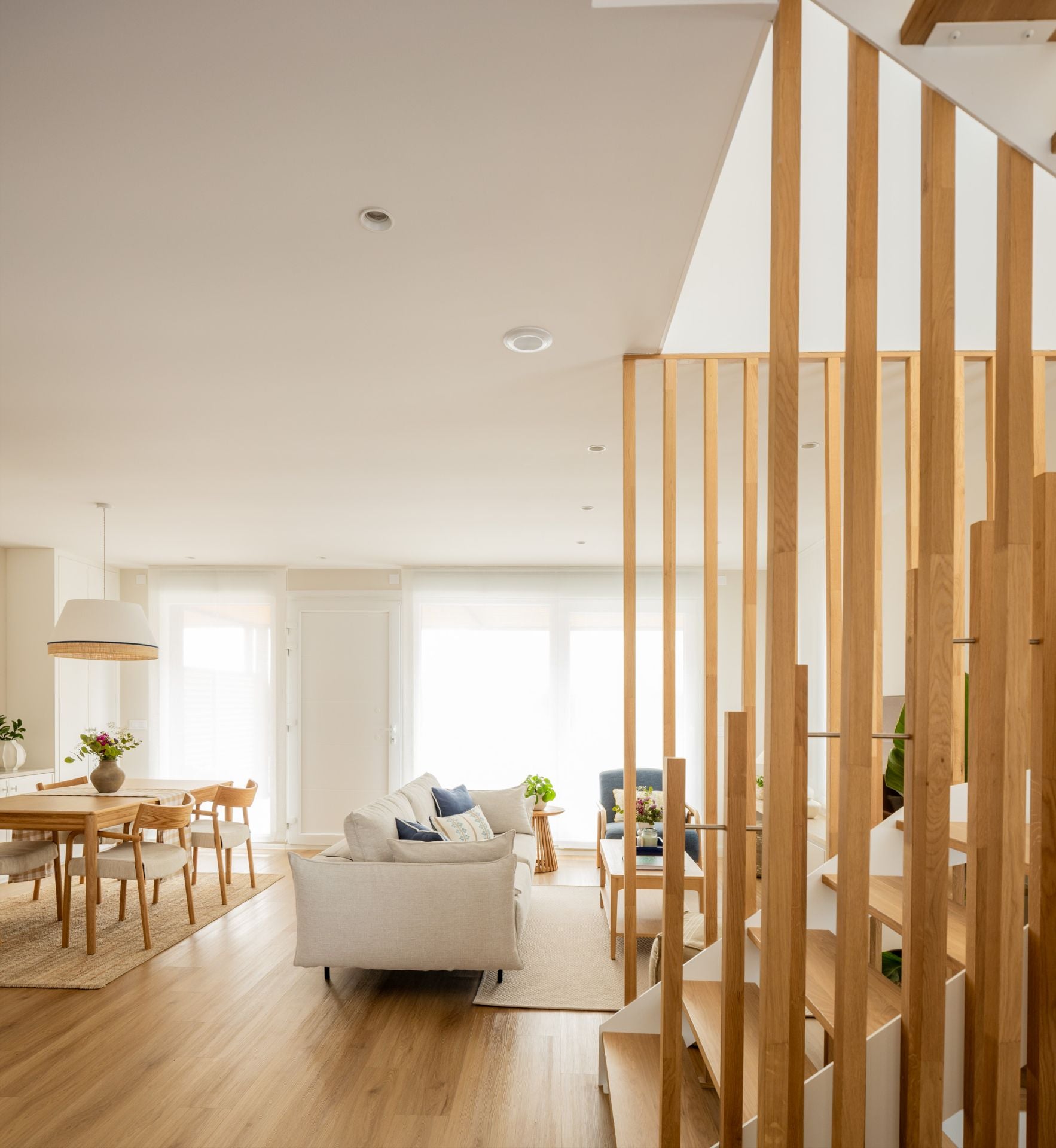 De Bilbao a la costa: un hogar luminoso y marinero en Sopela para una familia con dos hijas adolescentes