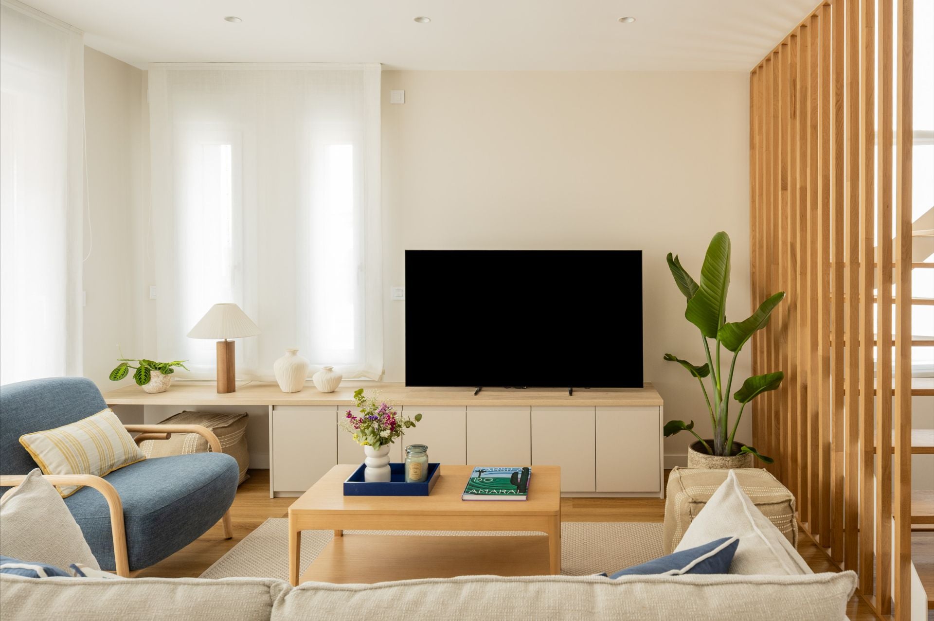 De Bilbao a la costa: un hogar luminoso y marinero en Sopela para una familia con dos hijas adolescentes