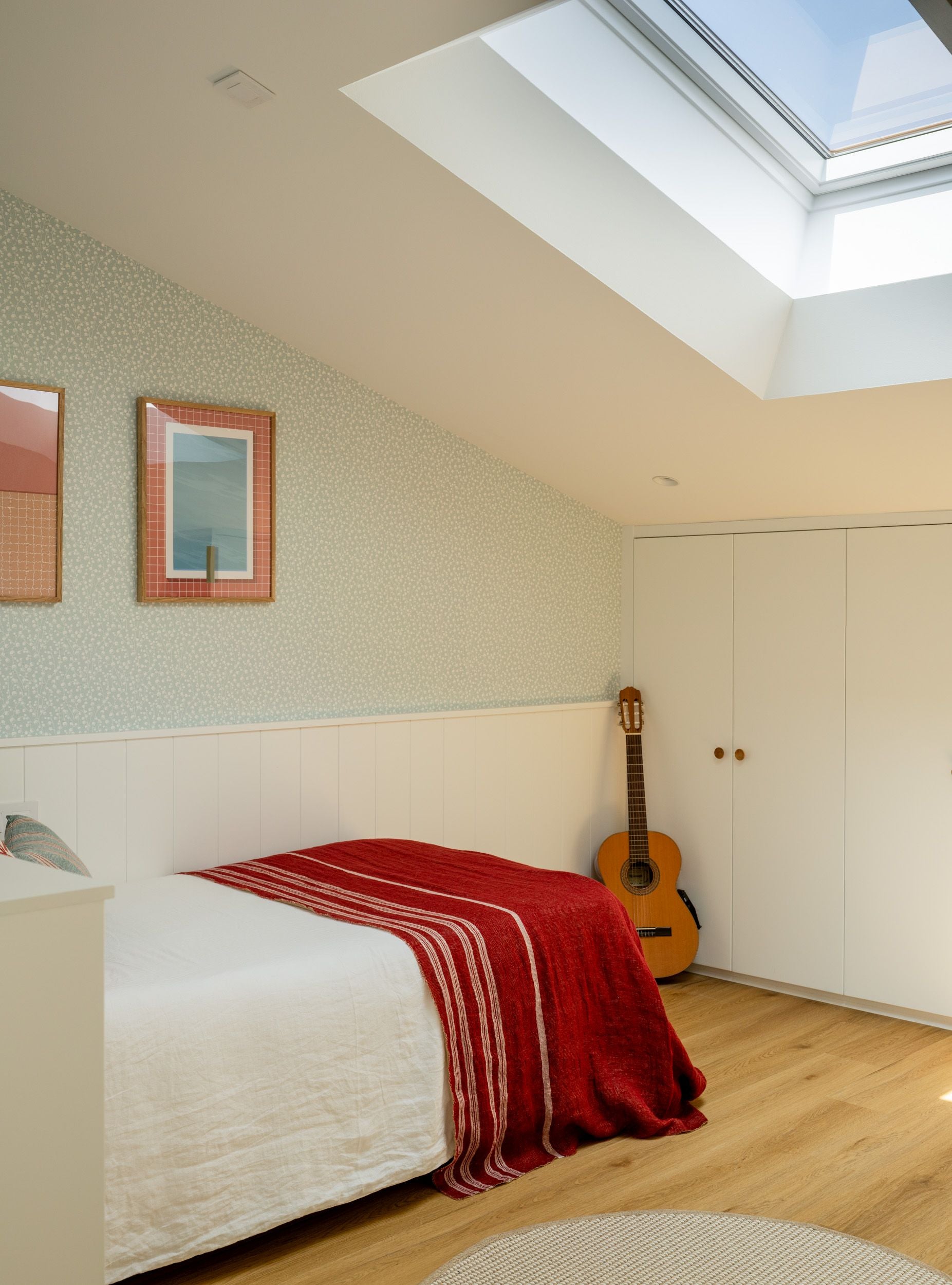 De Bilbao a la costa: un hogar luminoso y marinero en Sopela para una familia con dos hijas adolescentes