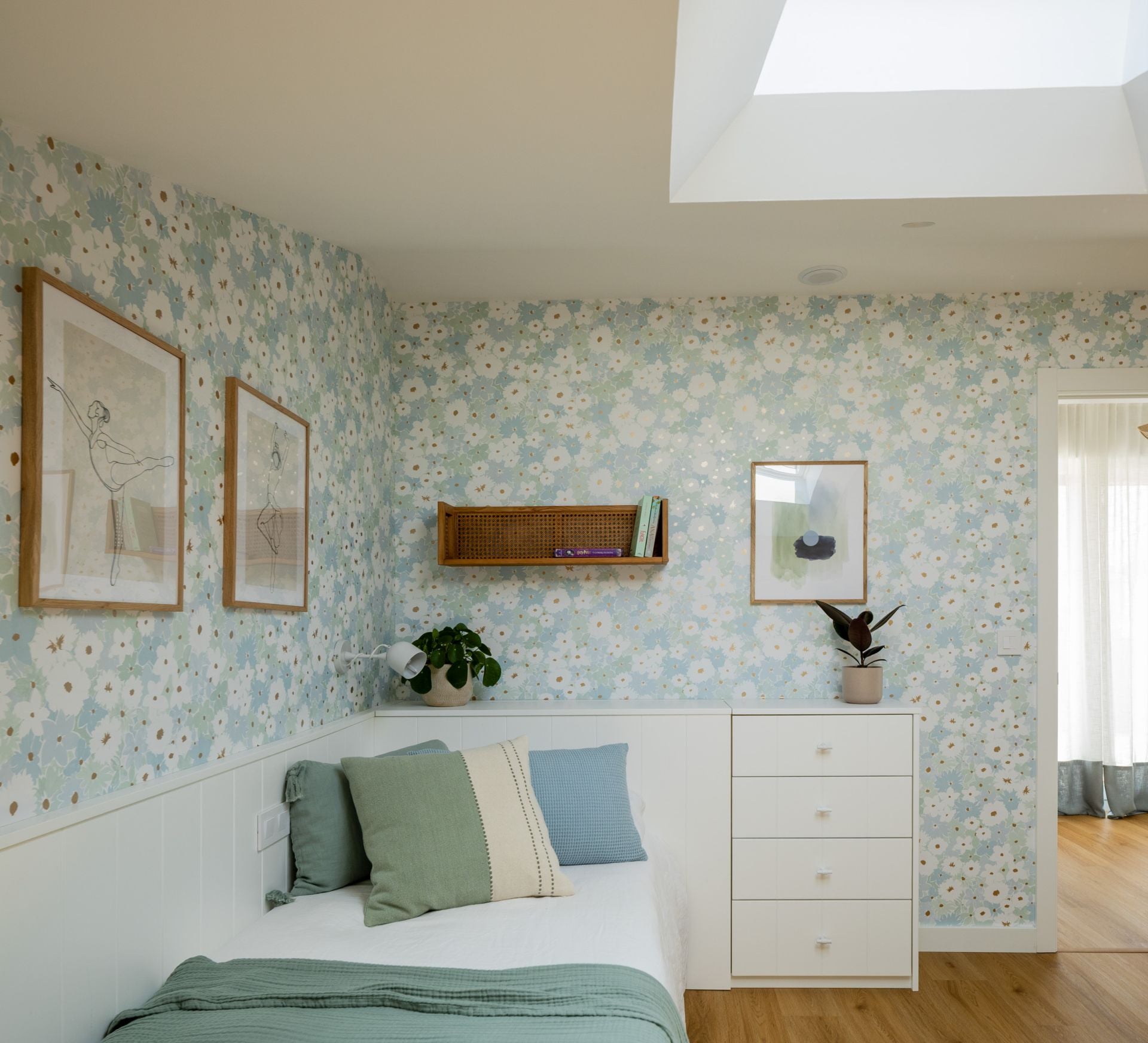 De Bilbao a la costa: un hogar luminoso y marinero en Sopela para una familia con dos hijas adolescentes