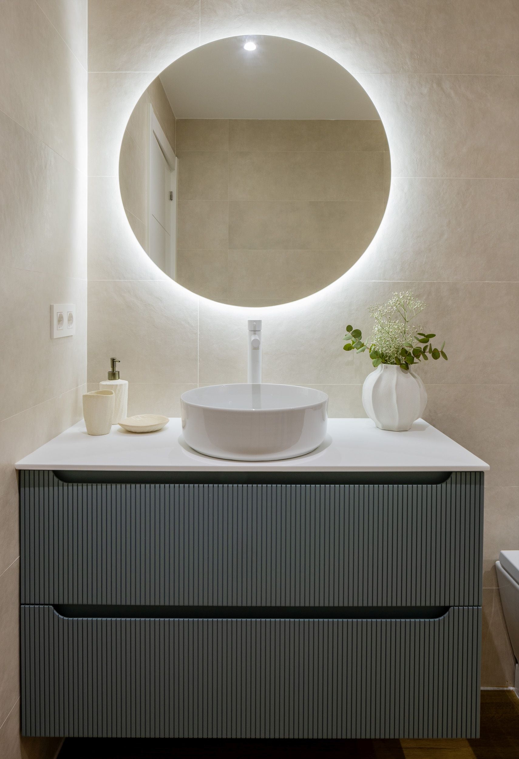 De Bilbao a la costa: un hogar luminoso y marinero en Sopela para una familia con dos hijas adolescentes