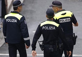 Una patrulla de la Policía Local ajena a la información patrulla por el centro de Vitoria.