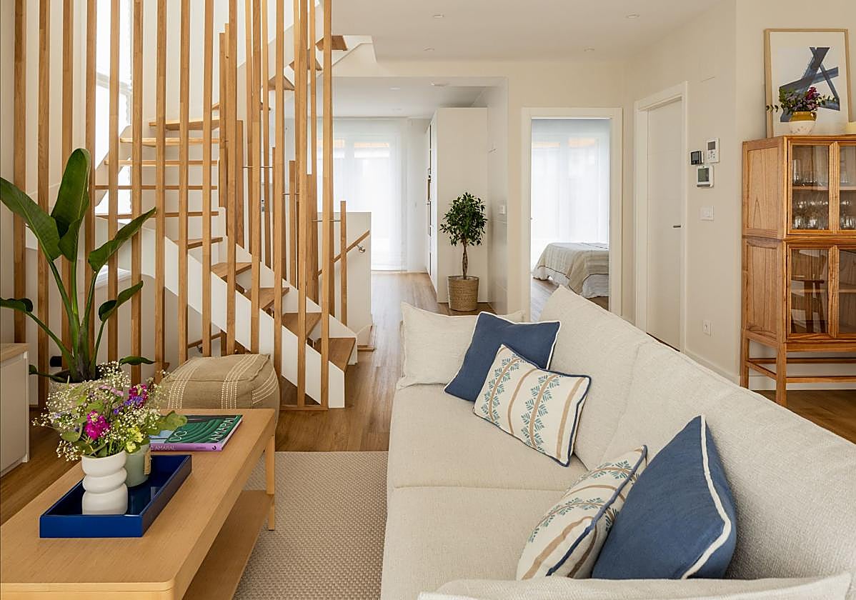 De Bilbao a la costa: un hogar luminoso y marinero en Sopela para una familia con dos hijas adolescentes.