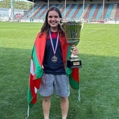 Irati Clavero, sonriente, con la medalla y copa del campeonato.