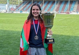 Irati Clavero, sonriente, con la medalla y copa del campeonato.