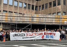 Un centenar de personas se concentran frente a los servicios sociales en apoyo a la educadora apuñalada en Txurdinaga